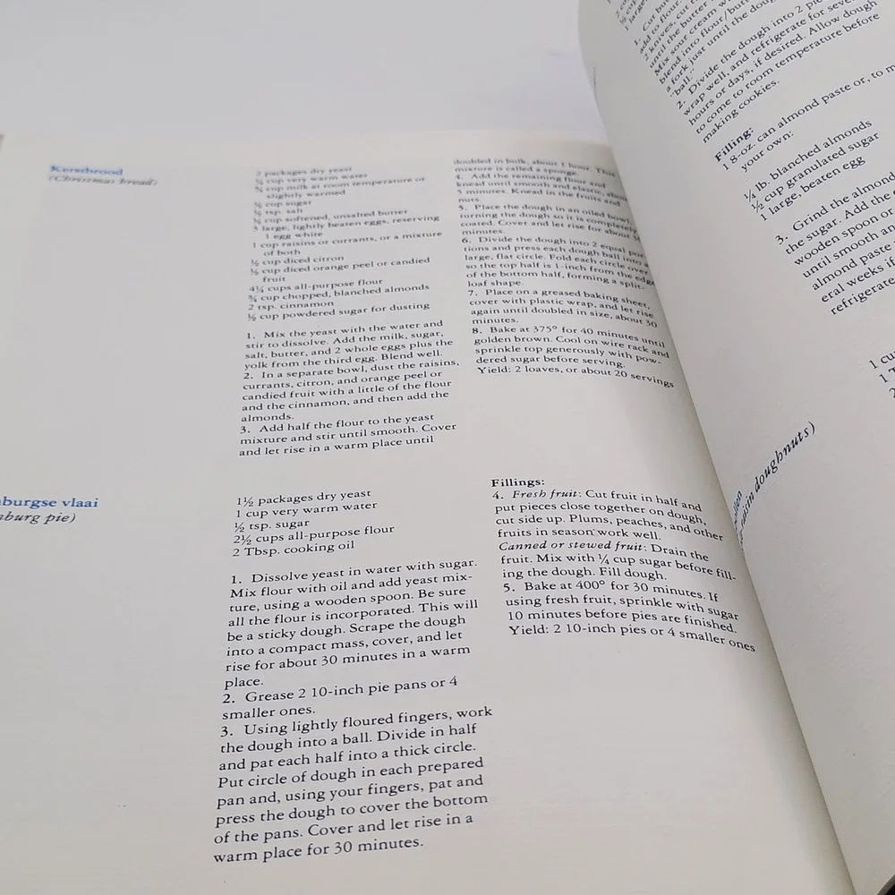 Theresa Kryst Fertig Christmas in The‎ Netherlands Hardcover 1981 Recipes Good